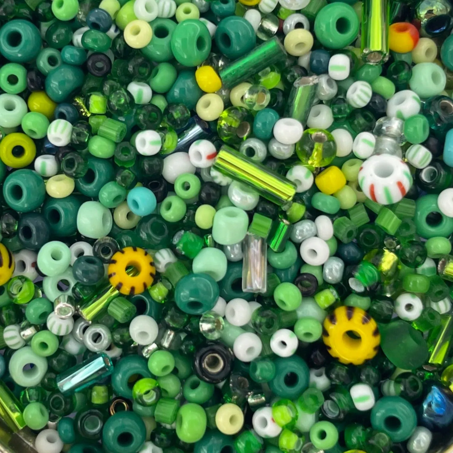DIY Kit, Grønne/Hvide Glasperler med Elastiksnor