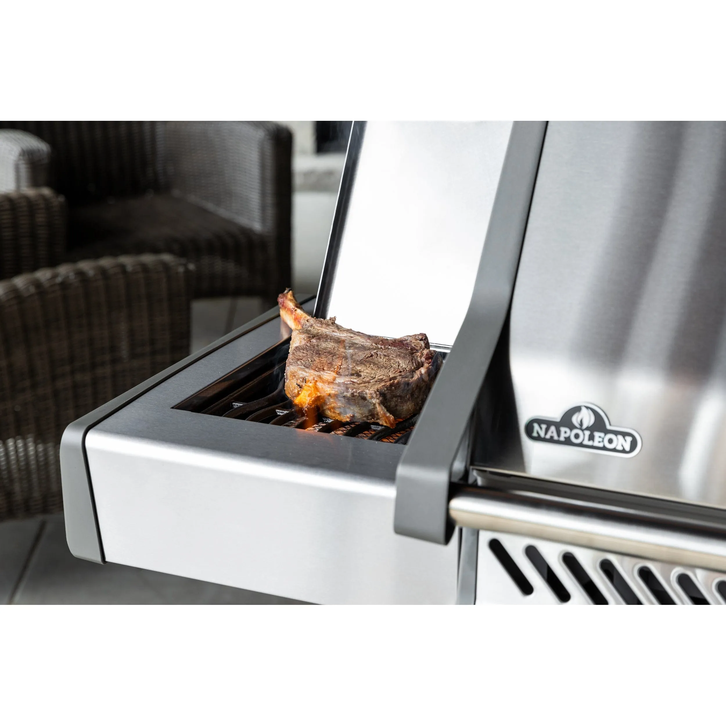 Napoleon | Rogue XT 425 SIB With Infrared Side Burner